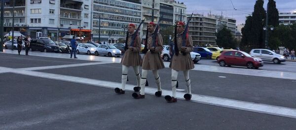 Смена эвзонов, несущих почетный караул у здания парламента Афин Смена эвзонов, несущих почетный караул у здания парламента Афин - Sputnik Армения