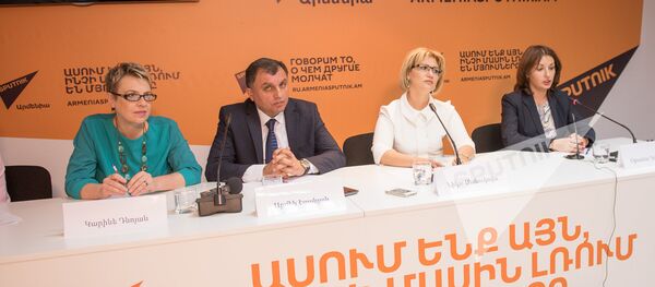 Карине Дноян, Армен Еганян, Ника Манукова и Оксана Дутова в пресс-центре Sputnik Армения Карине Дноян, Армен Еганян, Ника Манукова и Оксана Дутова в пресс-центре Sputnik Армения - Sputnik Արմենիա