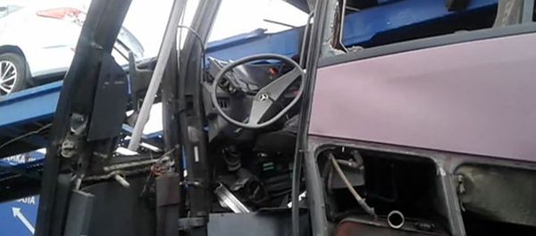 Пассажирский автобус Москва-Ереван врезался в стоящий на дороге грузовик-автовоз - Sputnik Армения