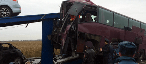 Пассажирский автобус Москва-Ереван врезался в стоящий на дороге грузовик-автовоз - Sputnik Армения
