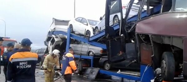 Пассажирский автобус Москва-Ереван врезался в стоящий на дороге грузовик-автовоз Пассажирский автобус Москва-Ереван врезался в стоящий на дороге грузовик-автовоз - Sputnik Армения