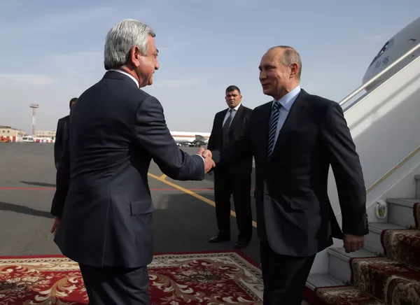 Президент РФ Владимир Путин и президент Армении Серж Саргсян (слева) во время церемонии встречи в аэропорту Звартноц Президент РФ Владимир Путин и президент Армении Серж Саргсян (слева) во время церемонии встречи в аэропорту Звартноц - Sputnik Армения