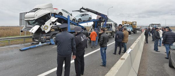 Пассажирский автобус Москва-Ереван врезался в стоящий на дороге грузовик-автовоз Пассажирский автобус Москва-Ереван врезался в стоящий на дороге грузовик-автовоз - Sputnik Արմենիա