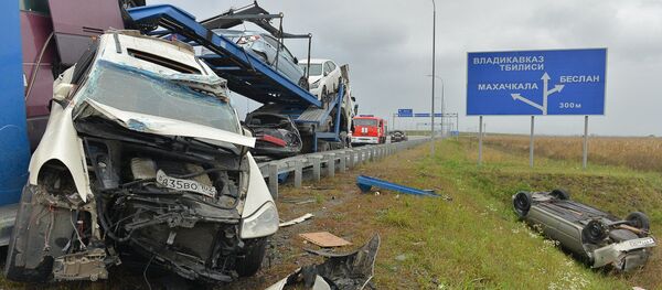 Пассажирский автобус Москва-Ереван врезался в стоящий на дороге грузовик-автовоз - Sputnik Армения