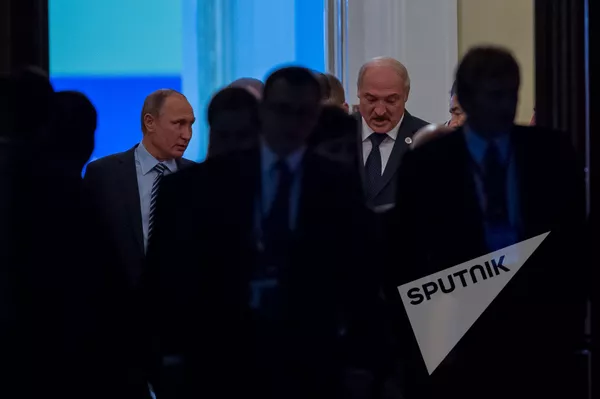 Владимир Путин и Александр Лукашенко на заседании Совета коллективной безопасности ОДКБ в Ереване Владимир Путин и Александр Лукашенко на заседании Совета коллективной безопасности ОДКБ в Ереване - Sputnik Армения