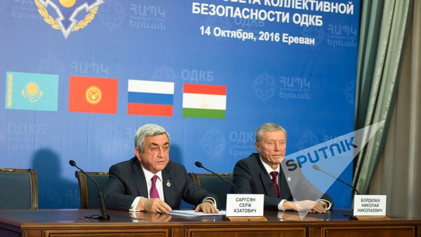 Серж Саргсян и Николай Бордюжа на пресс-конференции по итогам заседания Совета коллективной безопасности ОДКБ стартовала в Ереване - Sputnik Армения