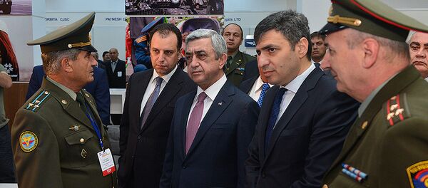 Серж Саргсян на международной выставке вооружений и оборонных технологий ArmHiTec-2016 Серж Саргсян на международной выставке вооружений и оборонных технологий ArmHiTec-2016 - Sputnik Армения