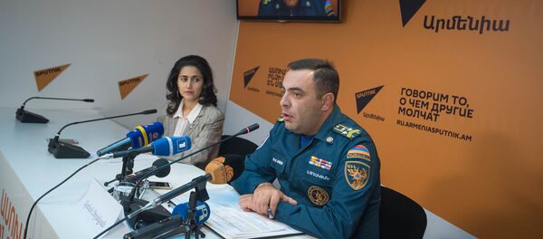 Пресс-конференция замначальника Спасательной службы МЧС Армении, полковника Армана Цолакяна Пресс-конференция замначальника Спасательной службы МЧС Армении, полковника Армана Цолакяна - Sputnik Армения