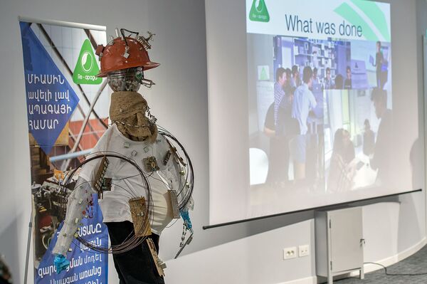 Презентация проекта немецкого студента Седрика Джолмиса по борьбе с электронными отходами в Армении Презентация проекта немецкого студента Седрика Джолмиса по борьбе с электронными отходами в Армении - Sputnik Армения