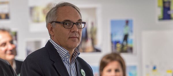 Матиас Кислер на презентации проекта немецкого студента Седрика Джолмиса по борьбе с электронными отходами в Армении Матиас Кислер на презентации проекта немецкого студента Седрика Джолмиса по борьбе с электронными отходами в Армении - Sputnik Армения