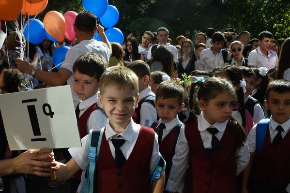 Առաջին անգամ առաջին դասարան. սեպտեմբերի 1–ը Երևանում - Sputnik Արմենիա