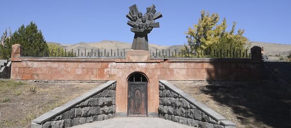 Ուջանի միակ դպրոցի տնօրենը պատմեց, թե ինչպես են տեղադրել Անդրանիկի կիսանդրին Ուջանի միակ դպրոցի տնօրենը պատմեց, թե ինչպես են տեղադրել Անդրանիկի կիսանդրին - Sputnik Արմենիա