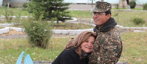 Родители армянских солдат в Карабахе встретились со своими сыновьями Родители армянских солдат в Карабахе встретились со своими сыновьями - Sputnik Արմենիա