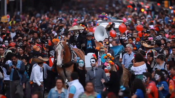 СПУТНИК_Разрисованные под черепа лица и яркие наряды на параде мертвецов в Мехико - Sputnik Армения