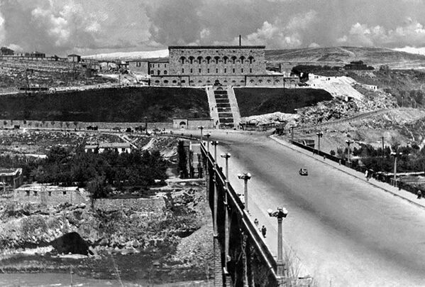 Коньячный завод Арарат и мост Победы в Ереване. 1952г. - Sputnik Армения