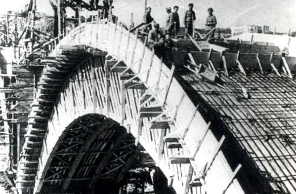 Գերմանացի ռազմագերիները կառուցում են Հաղթանակի կամուրջը, 1944թ. - Sputnik Արմենիա