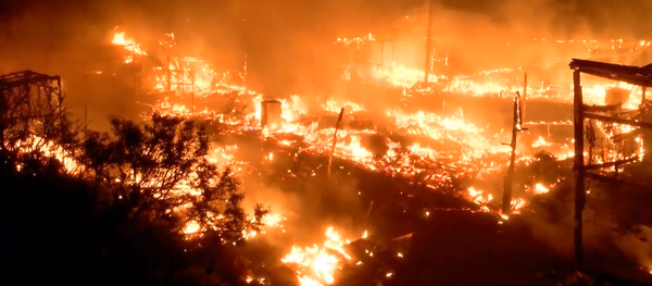 СПУТНИК_Крупный пожар возник в лагере мигрантов в Кале. Кадры с места ЧП - Sputnik Армения