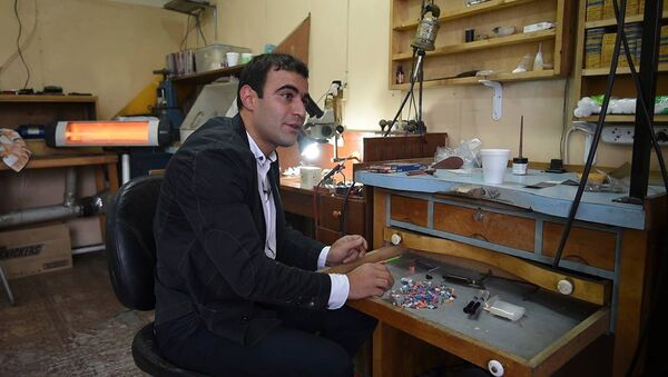Армянские мастера создают уникальные украшения из карандашей - Sputnik Армения