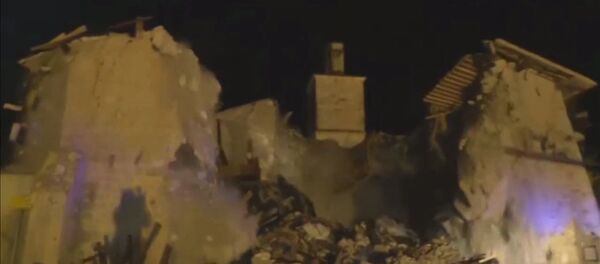 СПУТНИК_Церковь XV века обрушилась во время землетрясения в Италии. Кадры инцидента СПУТНИК_Церковь XV века обрушилась во время землетрясения в Италии. Кадры инцидента - Sputnik Армения