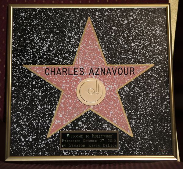 Звезда Шарля Азнавура появилась на Аллее славы в Голливуде Звезда Шарля Азнавура появилась на Аллее славы в Голливуде - Sputnik Армения