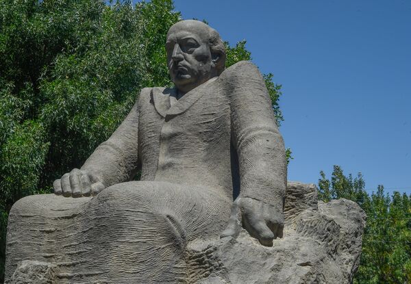 памятник писателю Амо Сагияну в Сюникской области Армении памятник писателю Амо Сагияну в Сюникской области Армении - Sputnik Արմենիա
