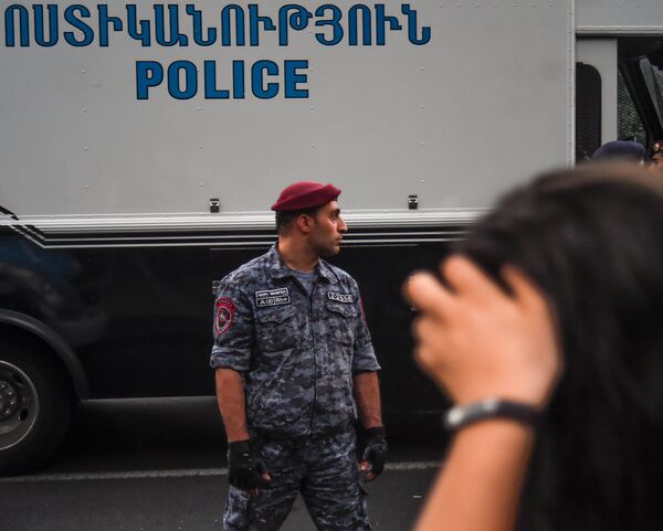 Полиция контролируeт участников движения Нет грабежу на улице Баграмяна - Sputnik Արմենիա