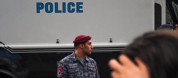 Полиция контролируeт участников движения Нет грабежу на улице Баграмяна Полиция контролируeт участников движения Нет грабежу на улице Баграмяна - Sputnik Արմենիա