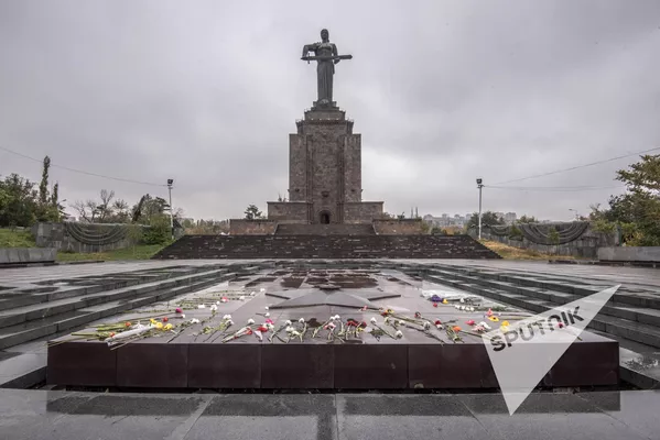 Вечный огонь в память павших солдат в Великой Отечественной войне и скульптура Мать Армения Вечный огонь в память павших солдат в Великой Отечественной войне и скульптура Мать Армения - Sputnik Армения