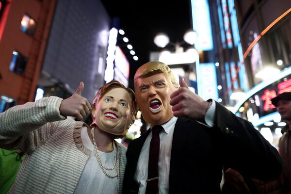 Праздник Хэллоуин. Парад в Токио. Празднующие в костюмах Хиллари Клинтон и Дональда Трампа. Япония - Sputnik Армения