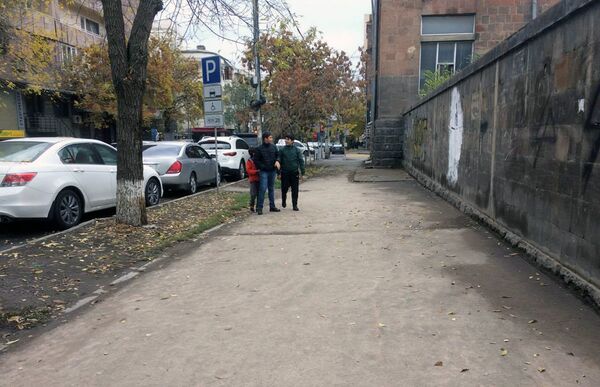 Мальчики подрывают петарды у снесённого дома типографии в Ереване Мальчики подрывают петарды у снесённого дома типографии в Ереване - Sputnik Արմենիա