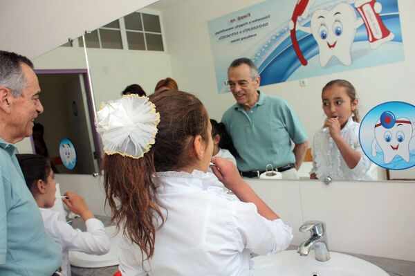 В Армавирской области Армении по программе организации Дети Армении (COAF) детей учат правильно чистить зубы  - Sputnik Արմենիա