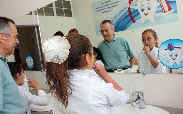 В Армавирской области Армении по программе организации Дети Армении (COAF) детей учат правильно чистить зубы - Sputnik Армения