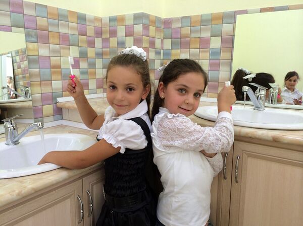 Учащихся в Армавирской области в рамках программы организации Дети Армении (COAF) учат правильно чистить зубы - Sputnik Արմենիա