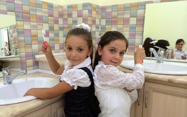 В Армавирской области Армении по программе организации Дети Армении (COAF) детей учат правильно чистить зубы - Sputnik Армения