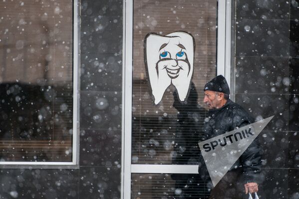 Տղամարդն անցնում է ատամնաբուժարանի կողքով - Sputnik Արմենիա