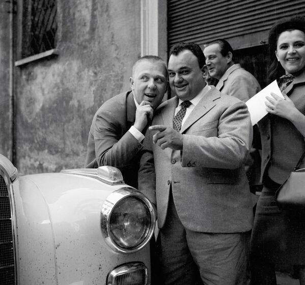 Ծաղրածու Օլեգ Պոպովը և իտալացի էստրադային երգիչ Լուչիանո Տայոլին (աջից երրորդը) Իտալիայի շրջագայության ժամանակ։ - Sputnik Արմենիա