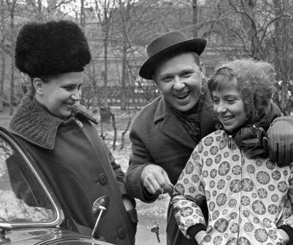 ԽՍՀՄ ժողովրդական արտիստ Օլեգ Պոպովը (կենտրոնում) ընտանիքի անդամների հետ։ - Sputnik Արմենիա