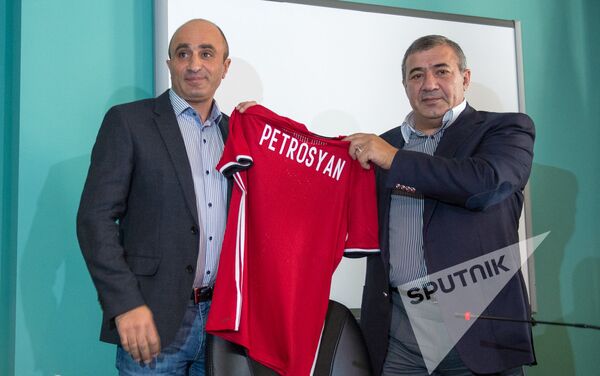 Президент ФФА Рубен Айрапетян представил нового тренера сборной Армении по футболу Артура Петросяна - Sputnik Армения