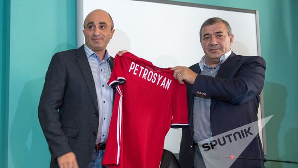 Президент ФФА Рубен Айрапетян представил нового тренера сборной Армении по футболу Артура Петросяна - Sputnik Արմենիա