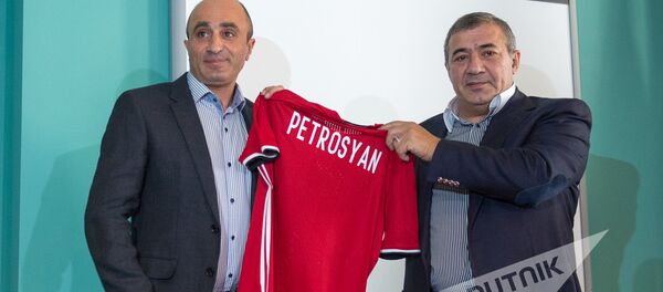 Президент ФФА Рубен Айрапетян представил нового тренера сборной Армении по футболу Артура Петросяна Президент ФФА Рубен Айрапетян представил нового тренера сборной Армении по футболу Артура Петросяна - Sputnik Արմենիա