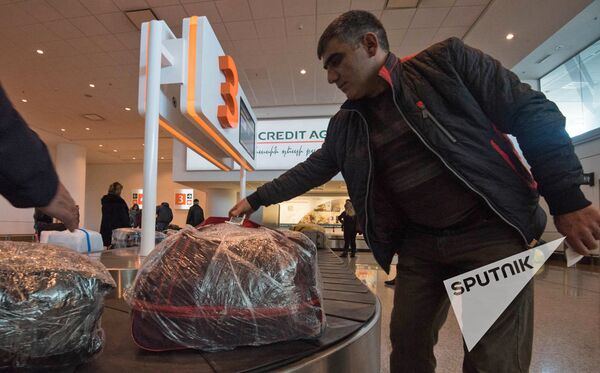 Пассажиры получают багаж в аэропорту Звартноц Пассажиры получают багаж в аэропорту Звартноц - Sputnik Армения