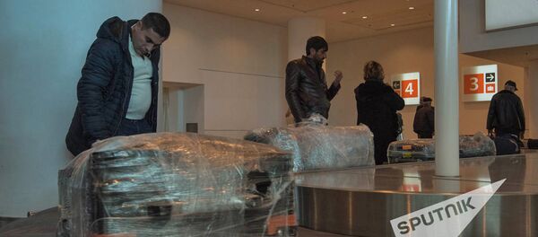 Пассажиры получают багаж в аэропорту Звартноц Пассажиры получают багаж в аэропорту Звартноц - Sputnik Արմենիա