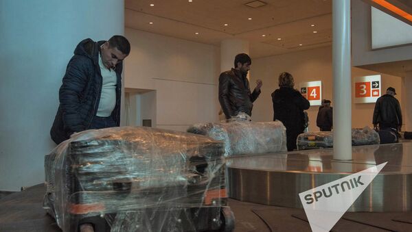 Пассажиры получают багаж в аэропорту Звартноц - Sputnik Армения