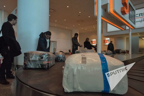 Пассажиры получают багаж в аэропорту Звартноц Пассажиры получают багаж в аэропорту Звартноц - Sputnik Армения