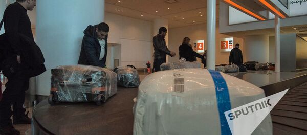 Пассажиры получают багаж в аэропорту Звартноц - Sputnik Армения