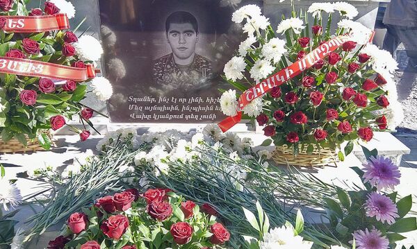 В Гюмри открылся хачкар в память о погибшем во время апрельской войны в Карабахе военнослужащем Викторе Юзиховиче В Гюмри открылся хачкар в память о погибшем во время апрельской войны в Карабахе военнослужащем Викторе Юзиховиче - Sputnik Армения