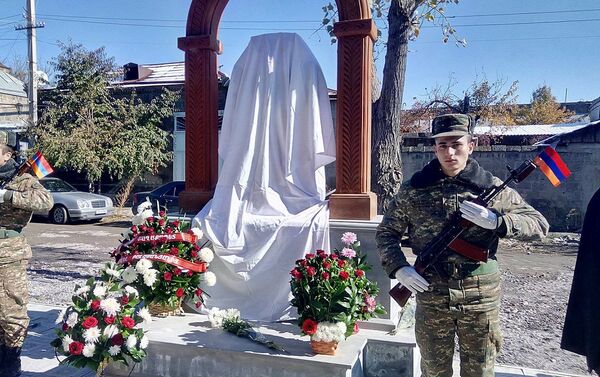 В Гюмри открылся хачкар в память о погибшем во время апрельской войны в Карабахе военнослужащем Викторе Юзиховиче - Sputnik Армения