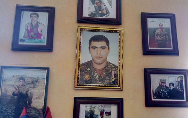 Стенд в память о погибшем во время апрельской войны в Карабахе военнослужащем Викторе Юзиховиче в городе Гюмри - Sputnik Армения
