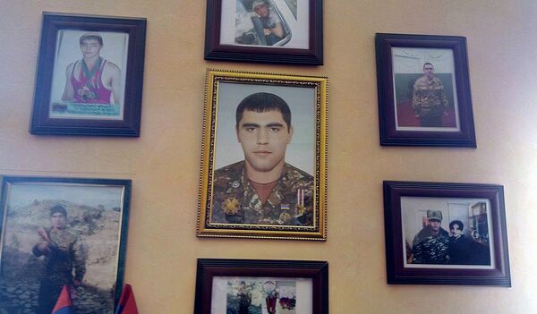 Стенд в память о погибшем во время апрельской войны в Карабахе военнослужащем Викторе Юзиховиче в городе Гюмри Стенд в память о погибшем во время апрельской войны в Карабахе военнослужащем Викторе Юзиховиче в городе Гюмри - Sputnik Արմենիա