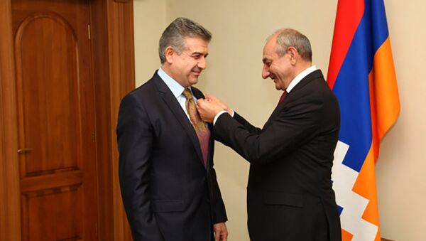 Бако Саакян награждает премьер-министра РА Карена Карапетяна - Sputnik Արմենիա